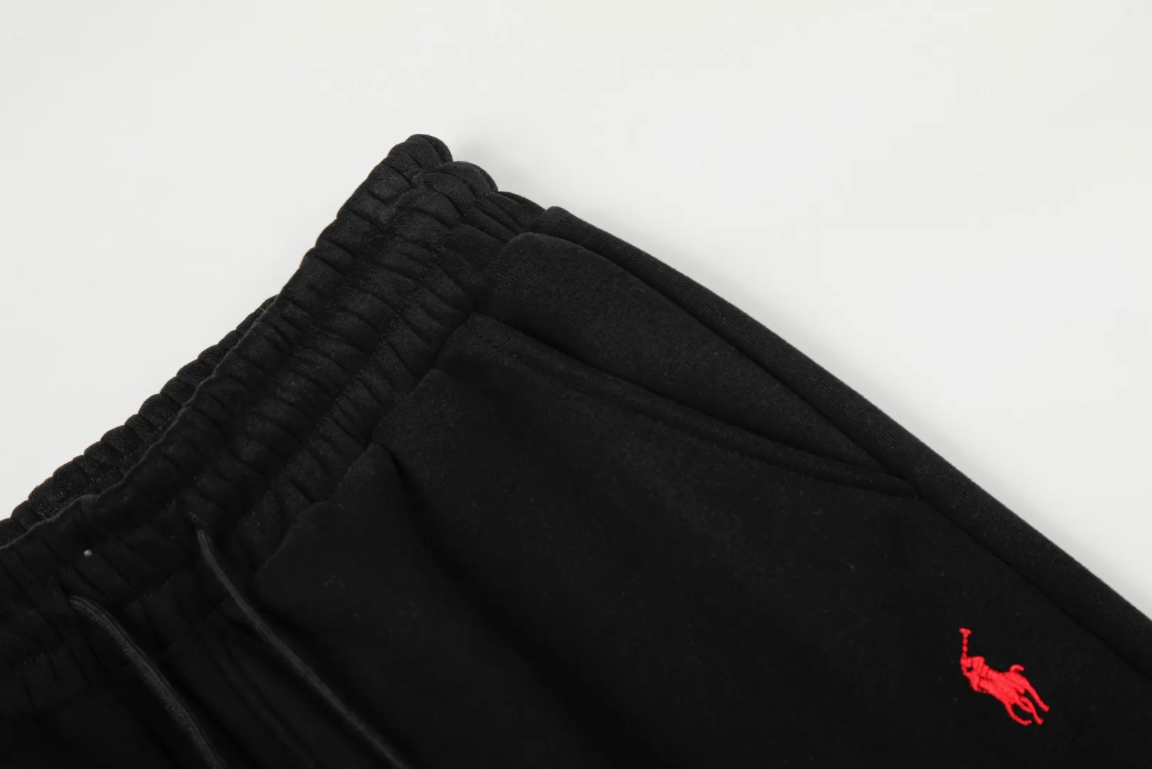 P230 Top quality" Style number: T7005# [Ralph Lauren solid color pony embroidered logo thickened velvet legged trousers] ✅Ralph Lauren Ralph Lauren classic basic versatile unisex autumn and winter velvet legged trousers ✅Pure cotton high-gram velvet thickened fabric The upper body is comfortable and warm ✅The version is restored to the original version The maximum size can be worn up to 180 pounds Loose, comfortable and stress-free ✅The upper body is simple and easy to wear ootd must-have. Good-looking clothes are never picky. A must-have in couples’ wardrobes. Size: S-XL. Color: Black, Gray, Navy Khaki.